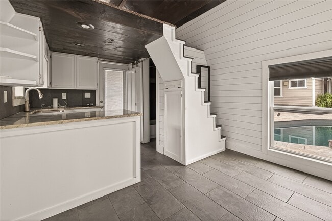 Building Photo - 717 W 30th St