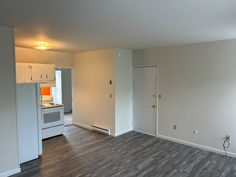 Building Photo - 42 E Pine St