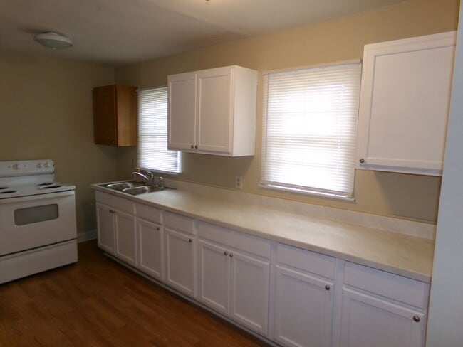 Building Photo - Newly Renovated!