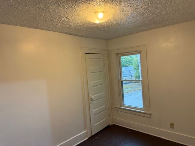 Building Photo - Charming 4-Bedroom Single Family Home for ...