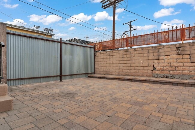 Building Photo - 447 E 101st St