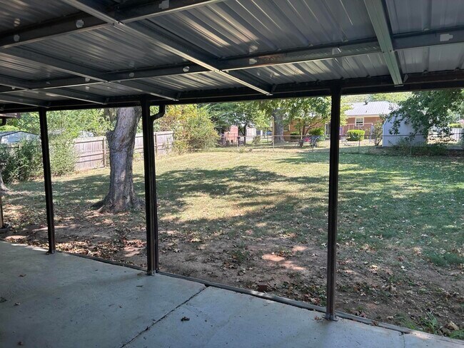 Building Photo - 812 Springmont Dr
