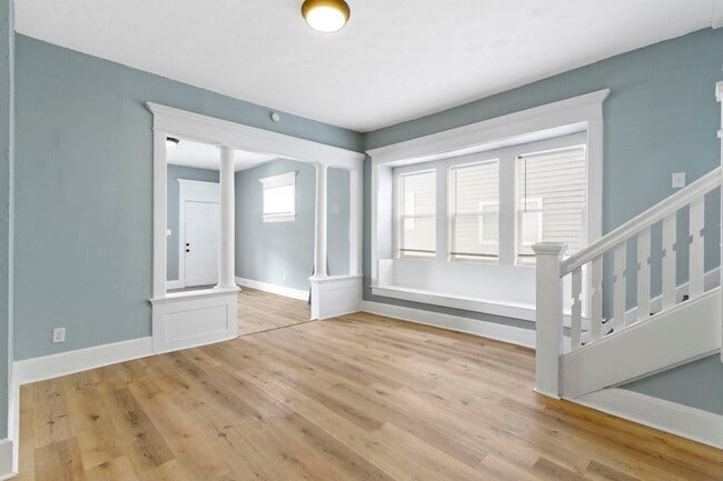Building Photo - 17 E Parkview Ave