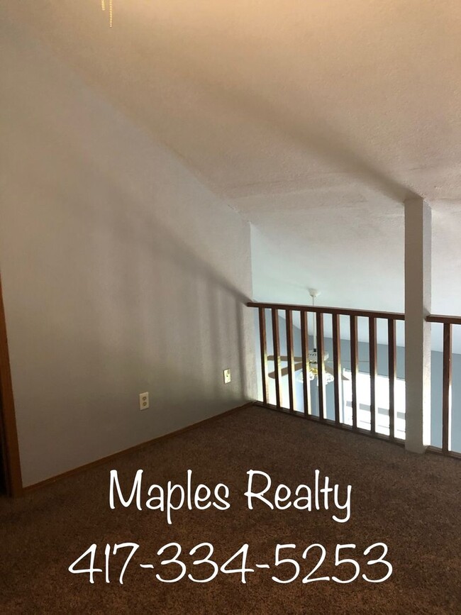 Building Photo - 2 bed, 2 bath PENTHOUSE loft condo at Fall...