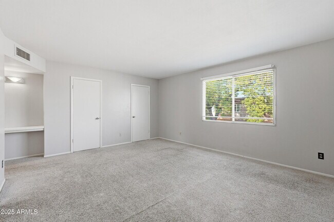 Building Photo - 1628 E Logan Dr