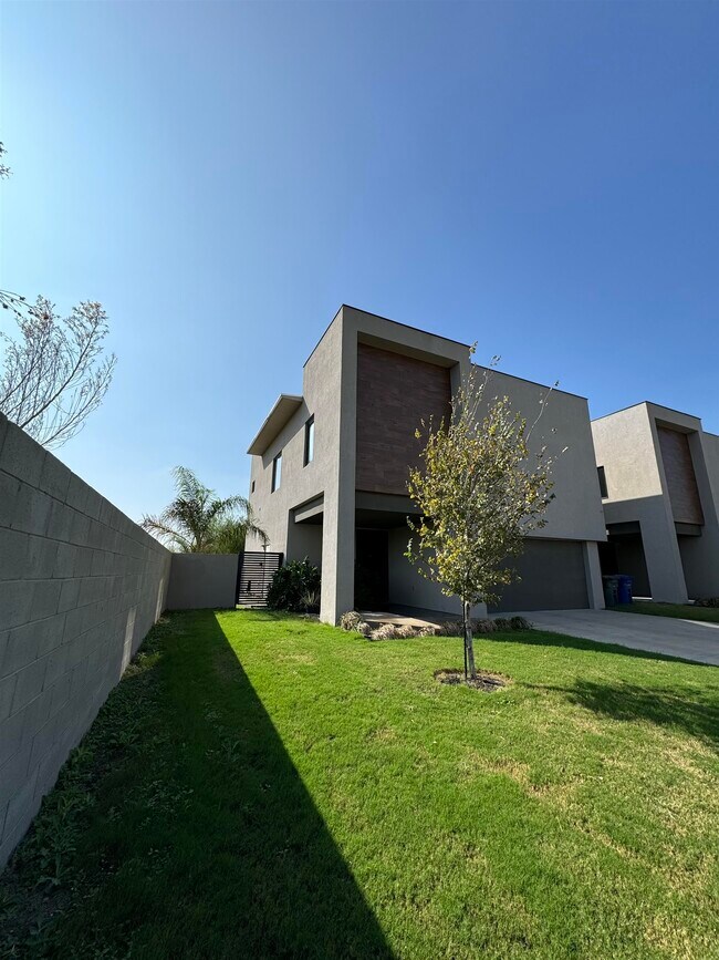 Building Photo - 7219 Rocio Dr