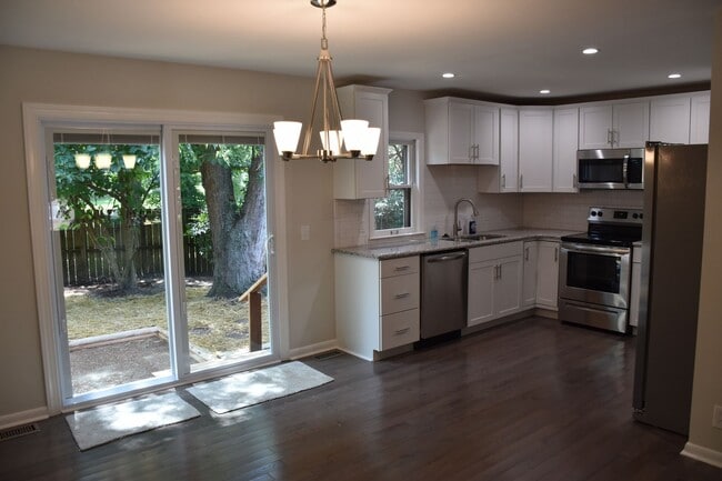 Building Photo - 553 Doral Country Dr