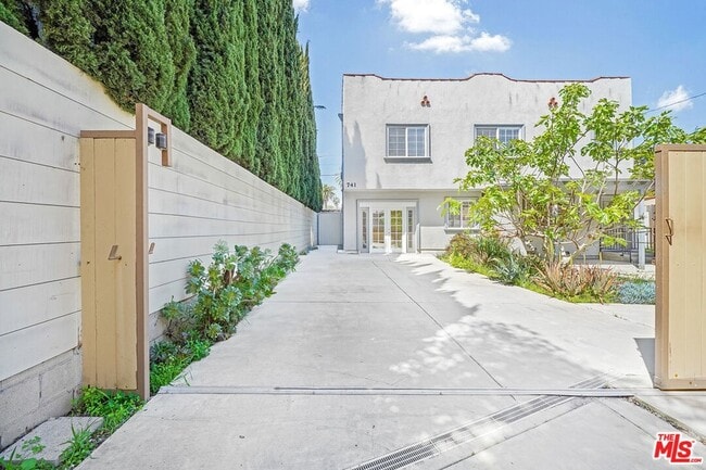 Building Photo - 741 N Las Palmas Ave