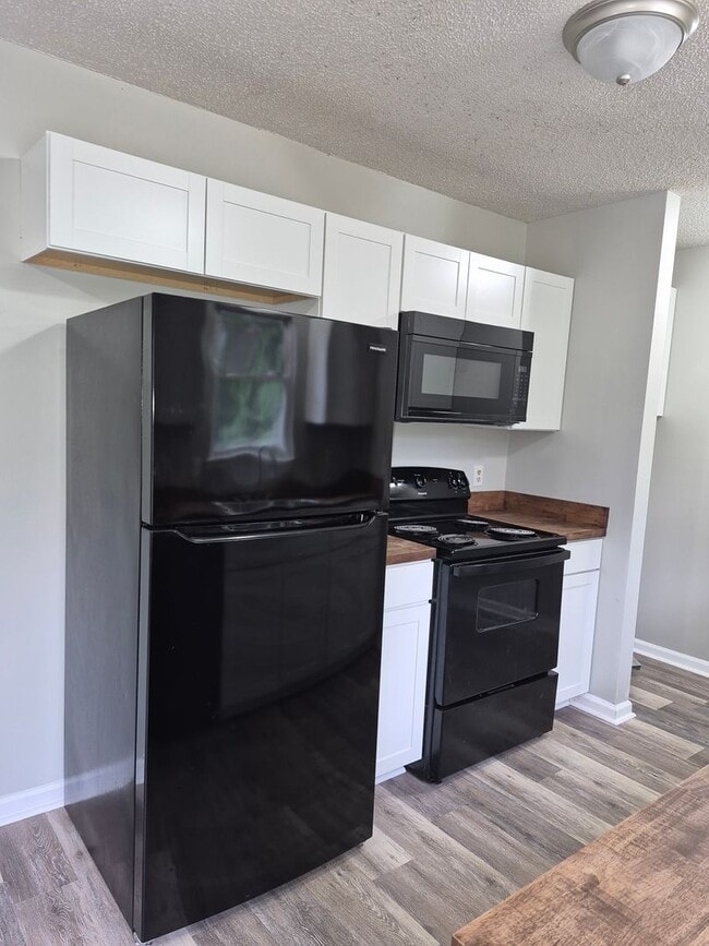 Building Photo - NEW LISTING!