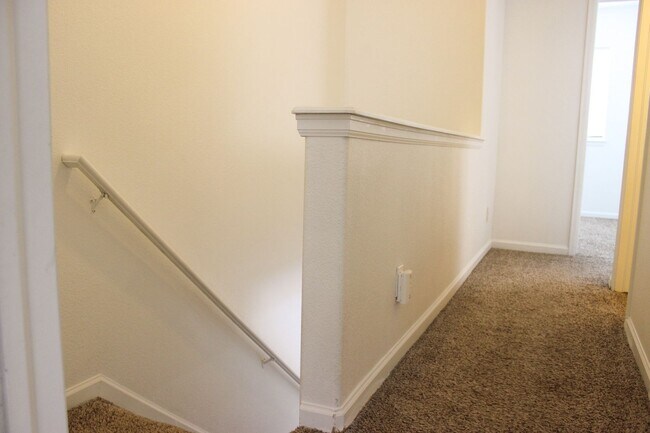 Building Photo - Gorgeous 3 bed/2.5 bath townhome in Welby ...