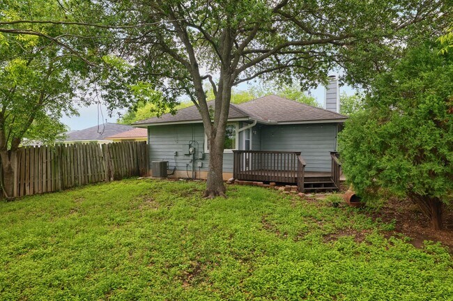 Building Photo - Freshly Renovated! Great Location! Such a sweet home