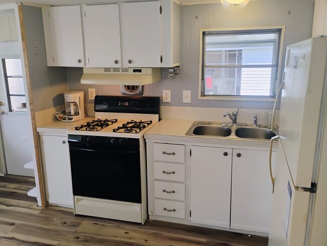 Building Photo - 37112 Sandra Ave