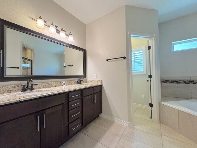 Building Photo - West El Paso 4 bed refrig A/C Home in Enchanted Ridge!
