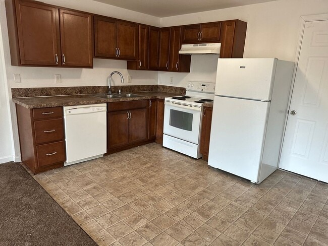 Building Photo - Single Level 3 Bedroom 2 Bath Unit With Ne...