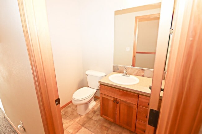 Building Photo - Townhome NE Bend