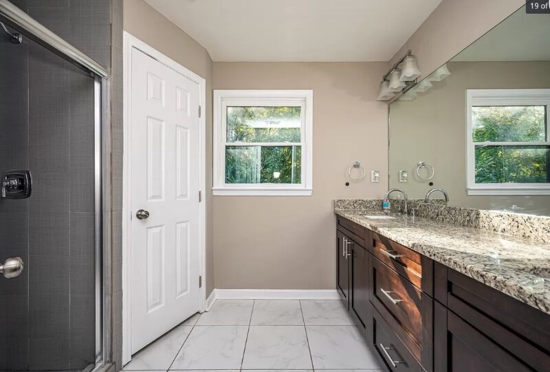 Building Photo - 10420 Meadow Crest Ln