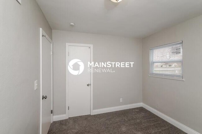 Building Photo - 3 Bedroom Pet-Friendly Home in LOUISVILLE, KY with Main Street Renewal