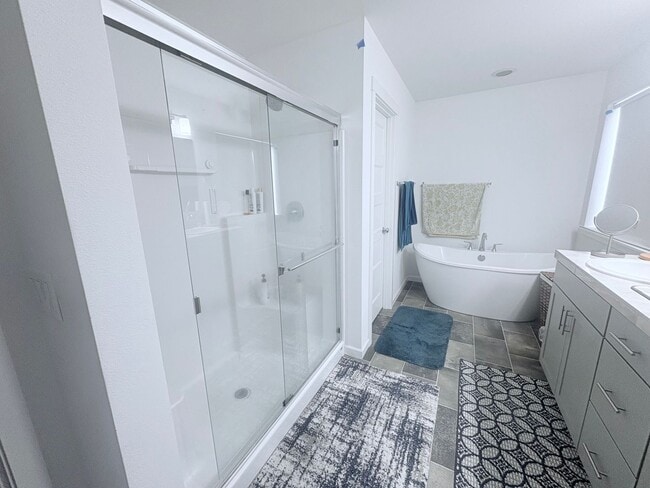 Building Photo - Stunning 4-Bedroom Spanaway Home with Spacious Living & Modern Comforts