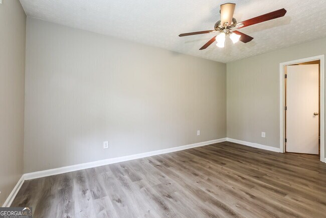 Building Photo - 527 Brookfield Way