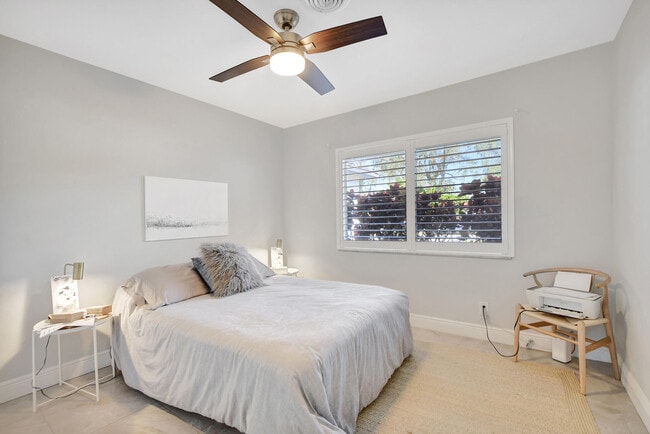 Building Photo - 1300 SW 13th St