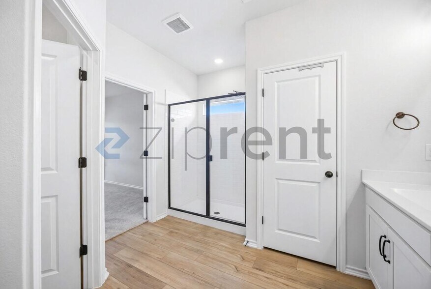 Building Photo - Unit
