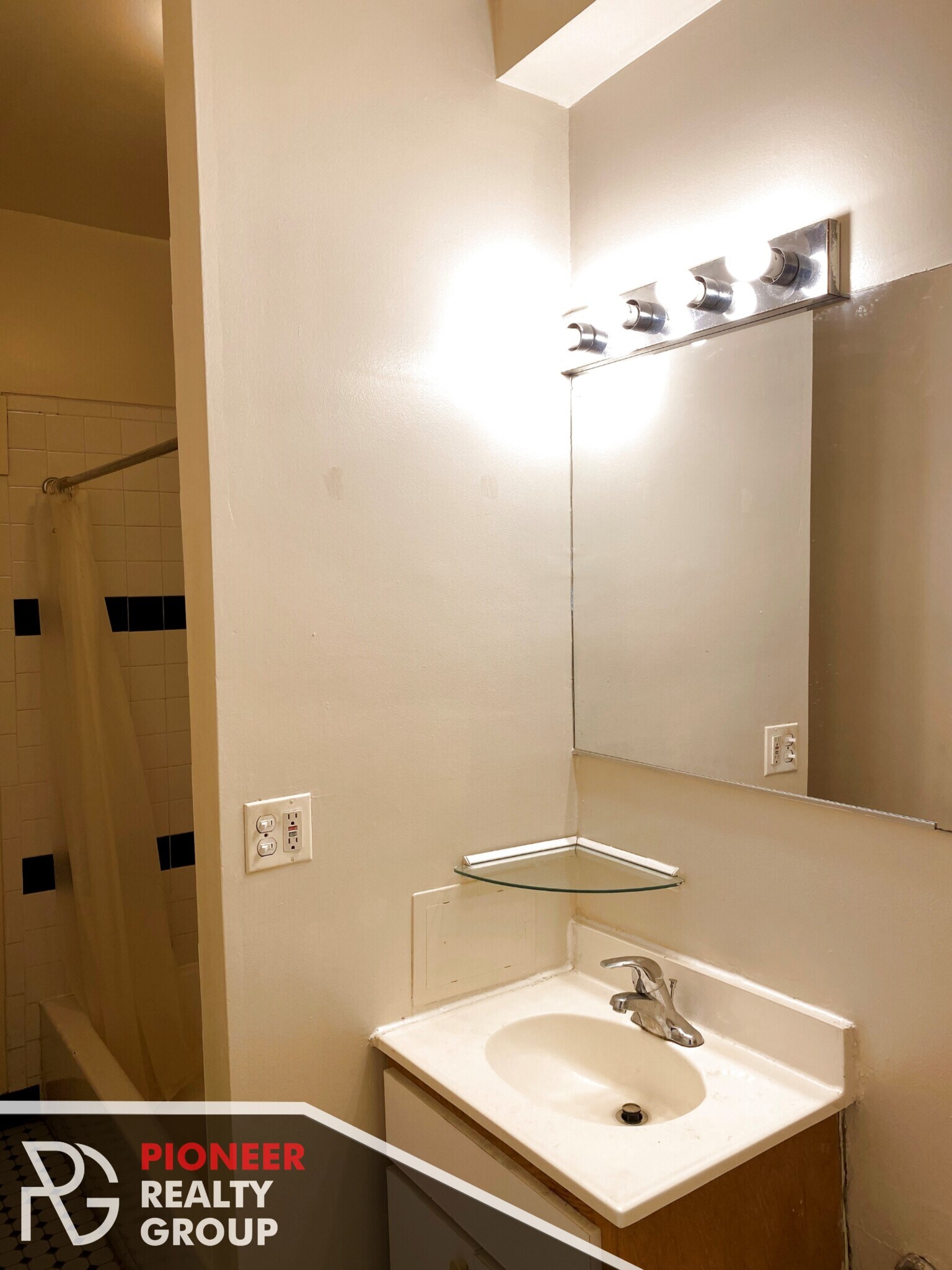 Building Photo - 3921 N Pine Grove Ave