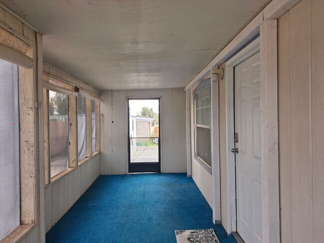 Building Photo - Newly refurbished 2 bedroom 1 Bath fully fenced manufactured home in Central Bullhead City.