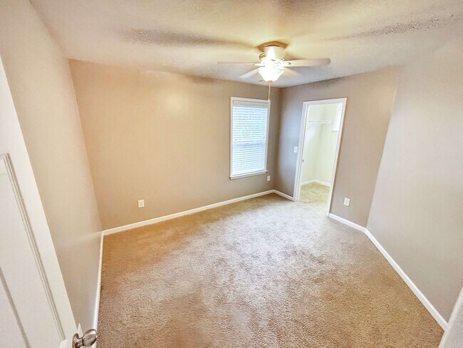 Building Photo - End Unit Townhome - 3BR, 2.5BA with Garage