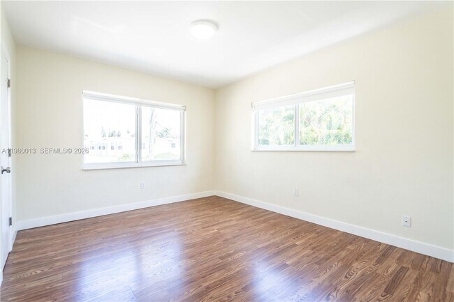 Building Photo - 1940 Biarritz Dr