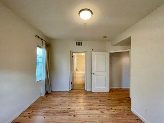 Building Photo - Beautiful Upscale and Modern 2 Bedroom 2 B...