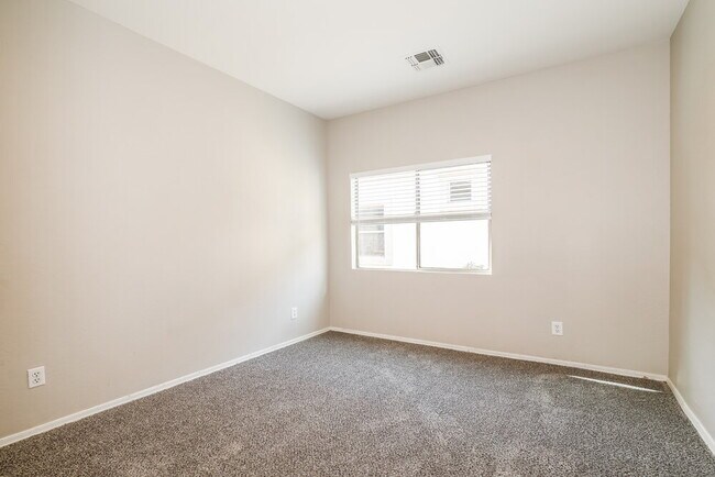 Building Photo - 5218 W Glass Ln