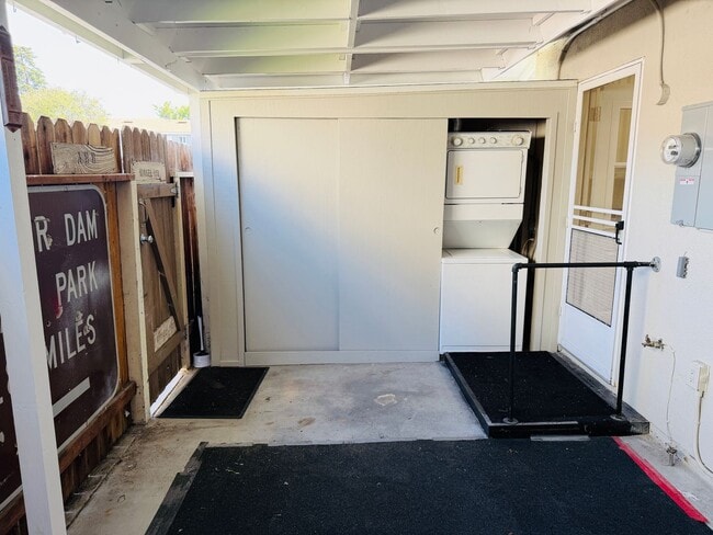Building Photo - Turnkey Huntington Bay End Unit Near the Beach