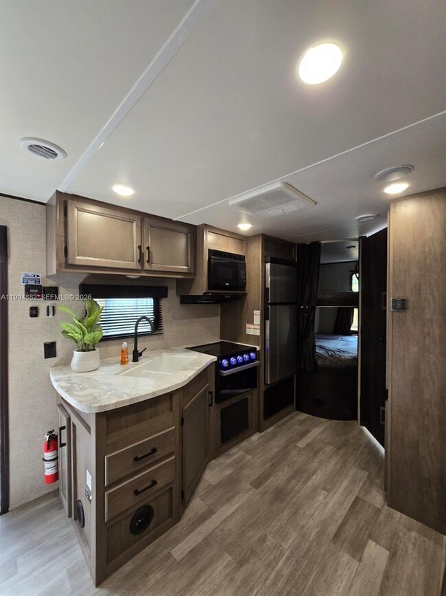 Building Photo - 604 SE 12th Ter