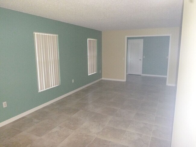 Building Photo - 301 Bloomingfield Dr