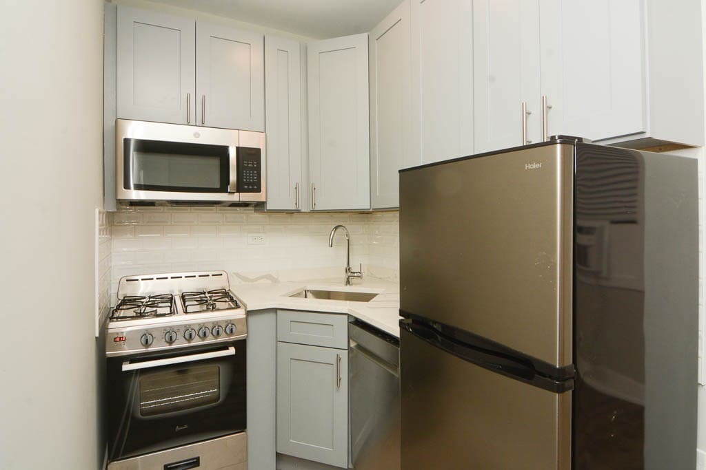 Building Photo - 545 W Belmont Ave