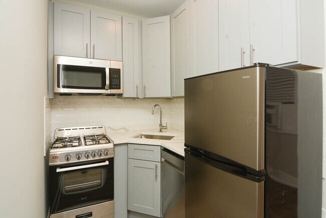Building Photo - 508 W Belmont Ave