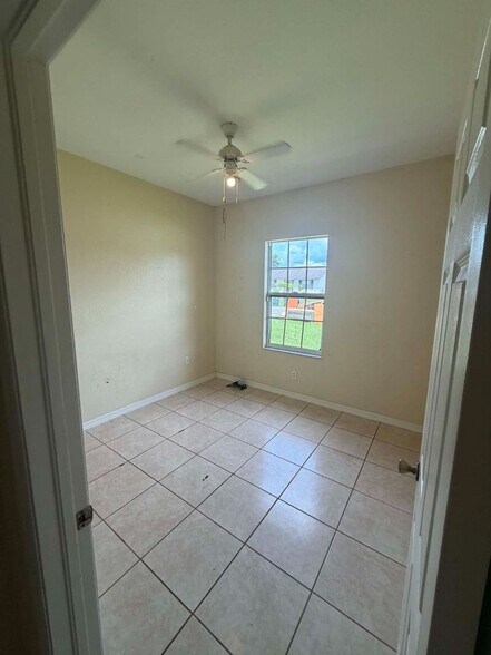 Building Photo - COMING SOON!!! Charming 3/2/2 car garage home in North Port
