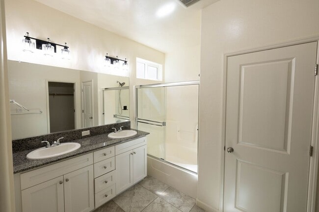 Building Photo - Lovely 3 bedroom home for rent in Hanford CA