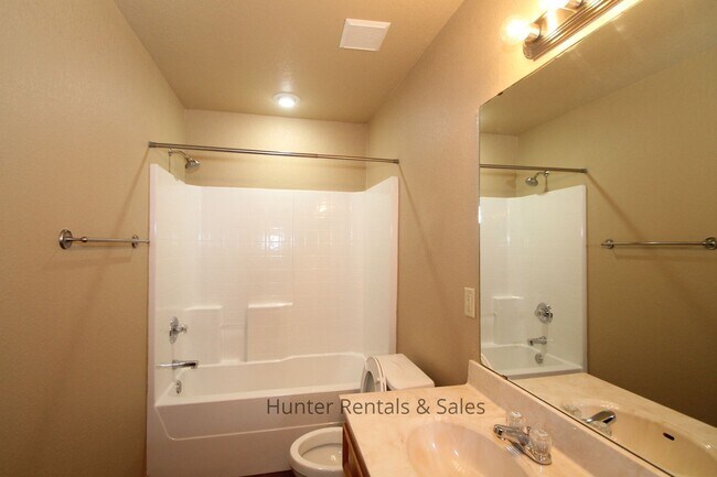 Building Photo - Spectacular Duplex--Won't last long!