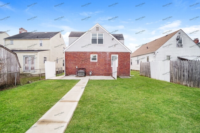 Building Photo - 1468 E Whittier St