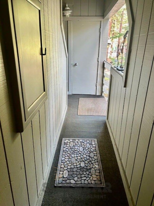 Building Photo - Adorable 2 Bedroom - Central Incline! 1 Do...