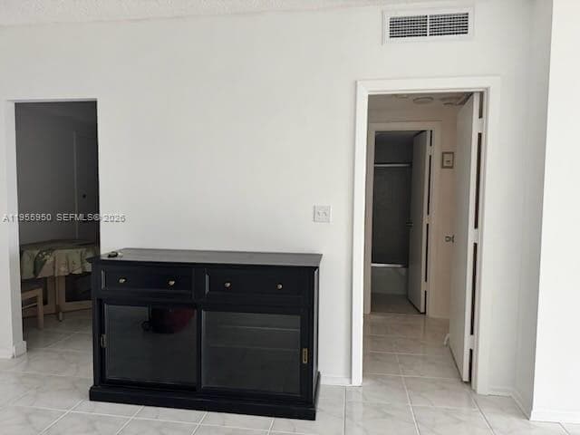 Building Photo - 300 Bayview Dr