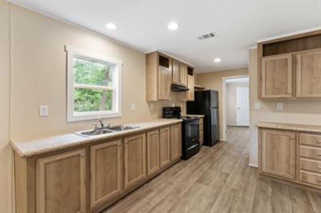 Building Photo - 135 Southlake Dr.