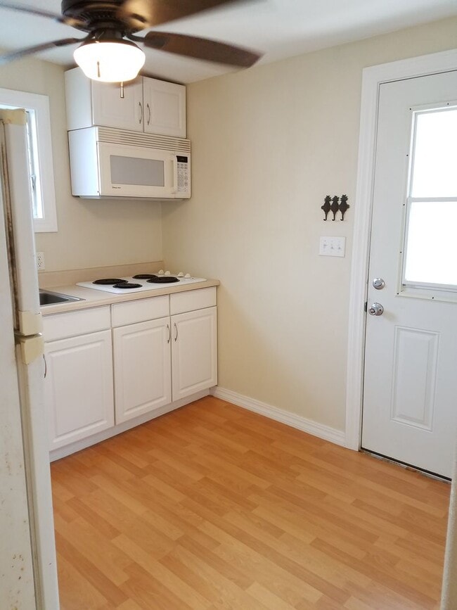 Building Photo - 2br/1ba/2pkg in Coconut Grove Kailua near ...