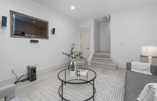 Building Photo - 619 SW Foresta Ter