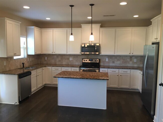 Building Photo - Prime 30265 location, swim/HOA community, ...