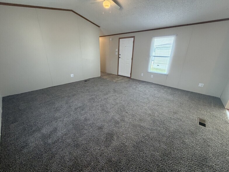 Building Photo - 38003 Chilver Ave