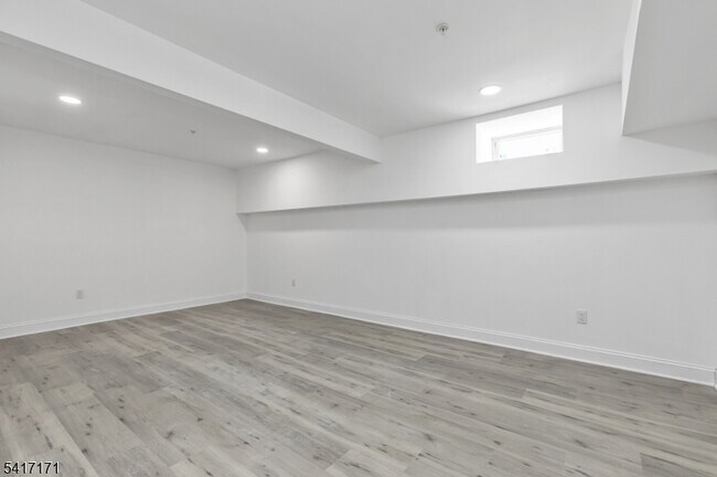 Building Photo - 152 N Auten Ave