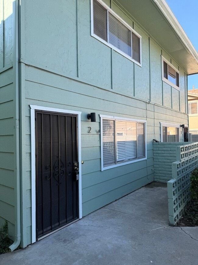 Building Photo - Spacious 3 bed / 1.5 bath townhome - La Mesa
