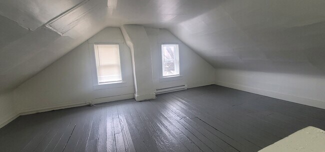 Building Photo - 438 E Strawberry St